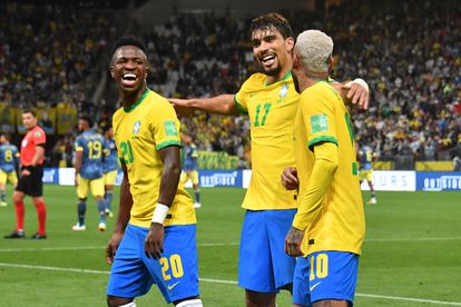 Vinícius Junior, Paquetá e Neymar celebram o gol contra a Colômbia.
