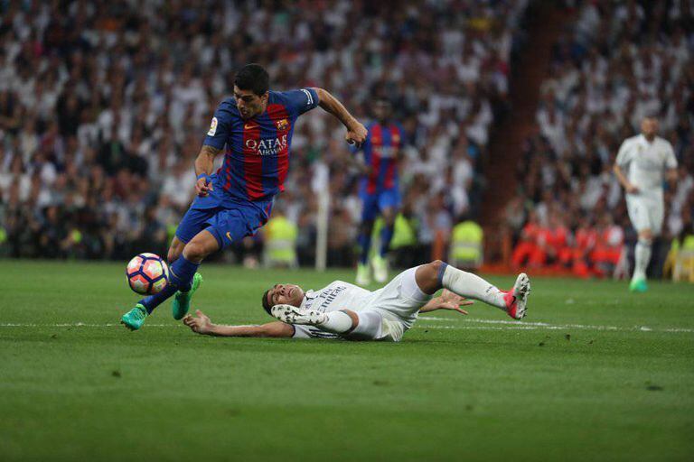 Luis Suárez escapa de entrada de Casemiro no último clássico.