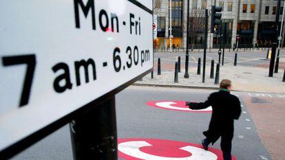 Um homem cruza uma rua dentro do 'Congestion Charge Zone', em Londres.