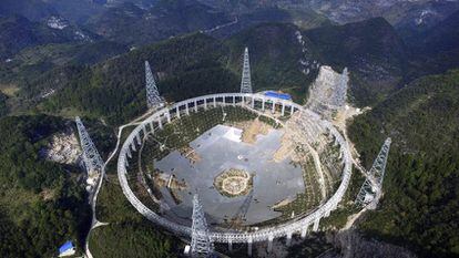 O maior radiotelescópio do mundo, chamado FAST.