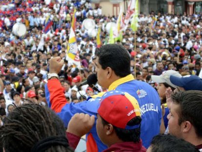 Maduro fala à multidão no Palácio de Miraflores.