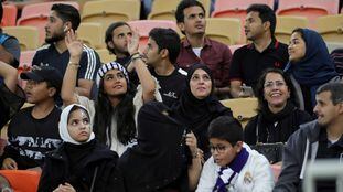 Homens e mulheres dividem as arquibancadas ontem no estádio onde aconteceu a partida entre Valencia e Real Madrid.
