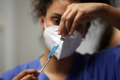 Uma enfermeira prepara uma dose da vacina da Pfizer/BioNTech em 13 de janeiro, em um hospital de Palma de Mallorca, na Espanha.