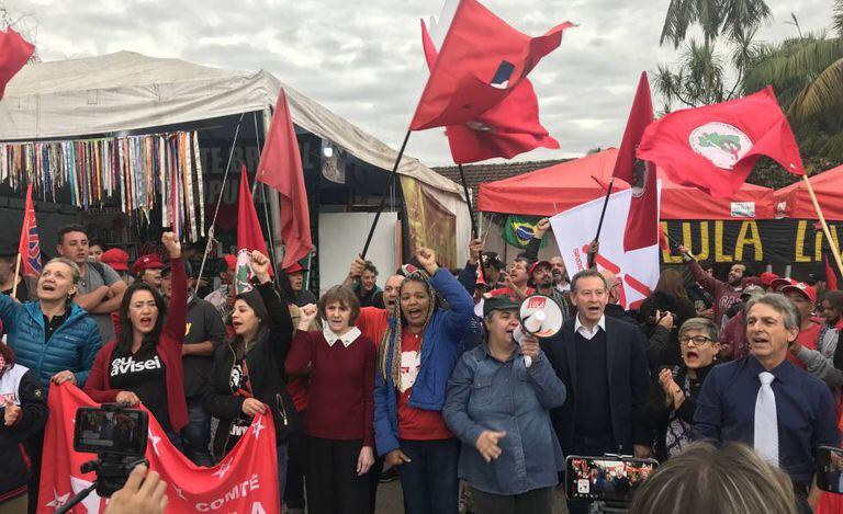 Vigilantes se concentram para saudar ex-presidente petista.