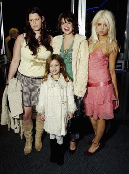 Peaches (de rosa) junto a suas três irmãs: Fifi Trixiebell, Pixie e Tiger Lily em 2004.