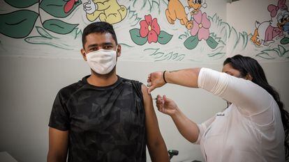 Homem é imunizado em Serrana-SP, onde todas as pessoas com mais de 18 anos foram imunizadas para um estudo do Governo de São Paulo.