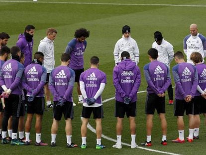 Jogadores e comissão do Real Madrid em minuto de silêncio, nesta terça.