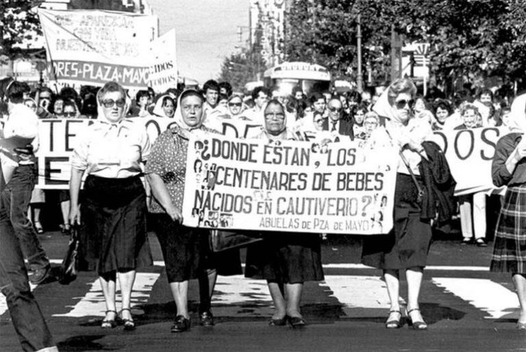 Grupo de Avós marcha com as Mães em maio de 1982