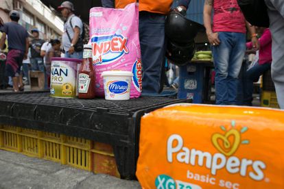 Produtos expostos do lado de fora de um supermercado de Caracas.