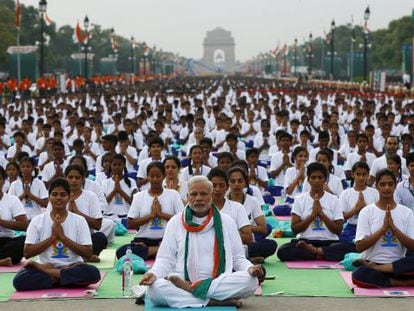Modi pratica ioga junto a milhares de indianos durante o Dia Internacional da Ioga.