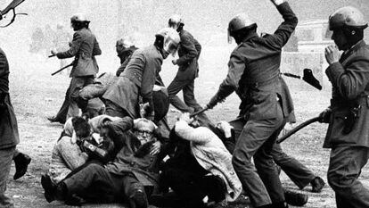 A polícia reprime uma manifestação pró anistia em 1976, em Barcelona.