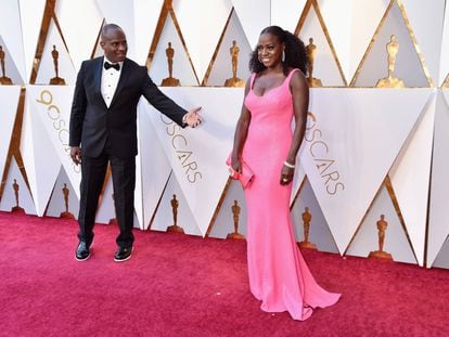 A vencedora do Oscar de melhor atriz coadjuvante em 2017, Viola Davis, e o marido dela e tamb&eacute;m ator Julius Tennon, no tapete vermelho do Oscar 2018.