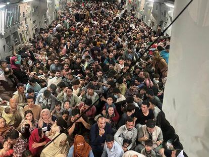 Centenas de afegãos dentro do avião militar dos EUA.