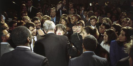 A aventura entre Monica Lewinsky e Bill Clinton saiu a público em janeiro de 1998. Havia começado em 1996, mas na época a relação já tinha terminado, e aquela que fora estagiária nem sequer continuava trabalhando na Casa Branca. E assim os meios de comunicação começaram a recorrer aos arquivos, e muitas foram as fotos encontradas nas quais se via o presidente norte-americano abraçando a jovem em atos públicos e apresentações. Algumas delas deram a volta ao mundo. Na fotografia acima, uma das demonstrações de afeto em público entre Clinton e Lewinsky, ante o olhar dos assessores em um evento democrata em outubro de 1996.