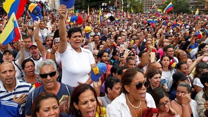 Opositores a Maduro durante a declaração de Guaidó como presidente interino da Venezuela.