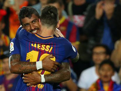 Paulinho e Messi celebram um gol diante do Eibar.