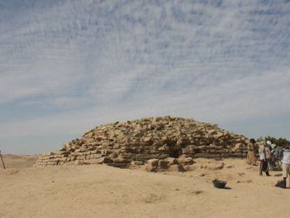 Arqueólogos trabalhando na pirâmide de Edfu.