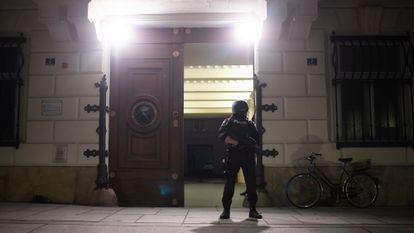 Controles policiais diante da sede do Ministério do Interior austríaco, esta terça-feira.