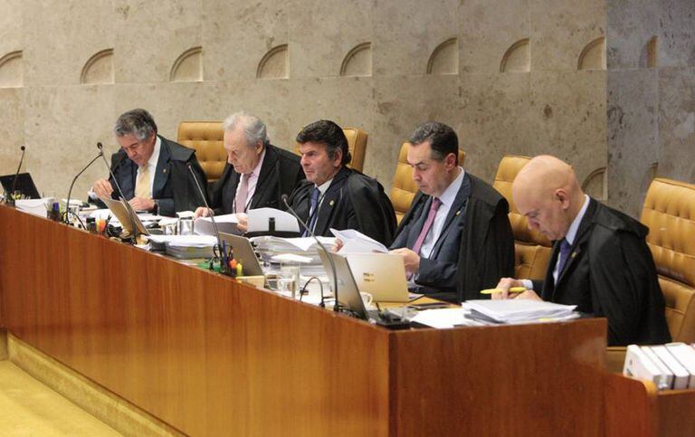 Ministros do STF em sessões.