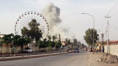 Uma coluna de fumaça se levanta no bairro de Ramadi, no leste do Iraque, depois de um bombardeio da coalizão.