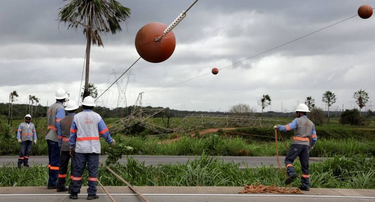 Técnicos trabalham para reparar torre de energia em Maracanaú, região metropolitana de Fortaleza, danificada supostamente pelas facções.