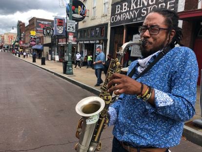 O saxofonista Coleman Garrett II em uma rua de Memphis.