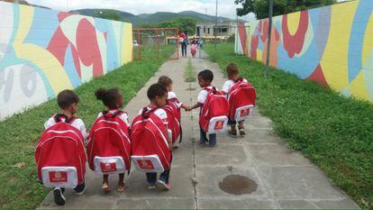 Mochilas distribu&iacute;das pela prefeitura de Jequi&eacute;.