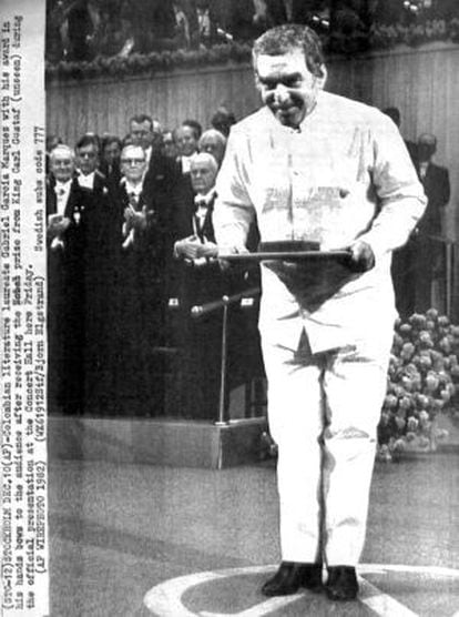 O escritor na cerim&ocirc;nia de entrega do Pr&ecirc;mio Nobel, em Estocolmo, em 1982
