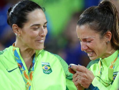Ágatha e Bárbara recebem a prata.