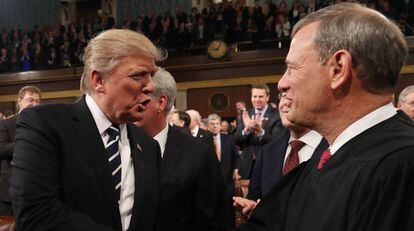 Trump cumprimenta Roberts em 2017 antes de um discurso no Congresso