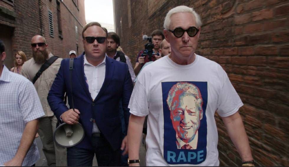 Stone com uma camiseta estampando o rosto de Bill Clinton e a palavra “estupro”, em julho do ano passado na convenção republicana, ao lado de Alex Jones, fundador do Infowars.