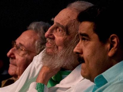 Fídel Castro, entre Nicolás Maduro e seu irmão Raul, celebra seu 90 aniversário.