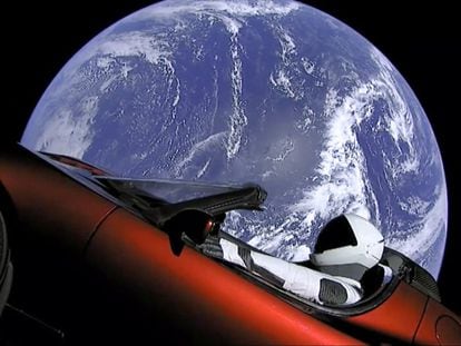 Imagem mostra o esportivo Tesla que foi lançado ao espaço pela Space X.