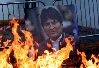 Retrato do ex-presidente da Bolívia, Evo Morales, entre as chamas.