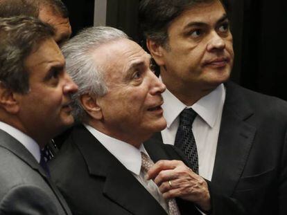 Temer entre os senadores tucanos A&eacute;cio Neves e C&aacute;ssio Cunha Lima.