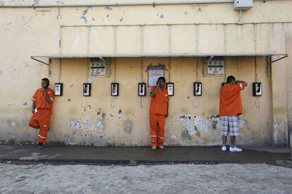 Presidiários telefonam de dentro de uma prisão no México.