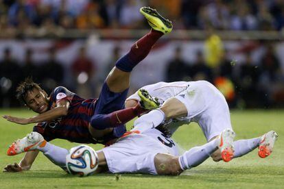 Neymar cai ante Pepe e Carvajal.