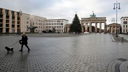 A praça Paris, em Berlim, com o Portão de Brandemburgo ao fundo, quase vazia nesta quarta-feira, quando entraram em vigor as novas restrições na Alemanha.
