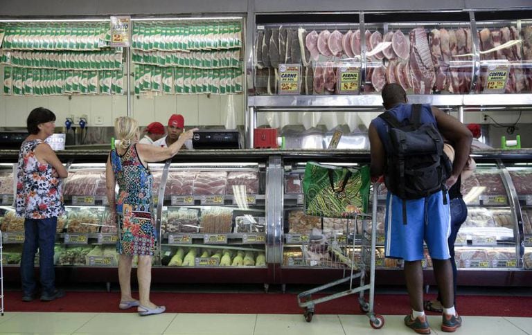 Clientes compram carne em açougue de São Paulo.