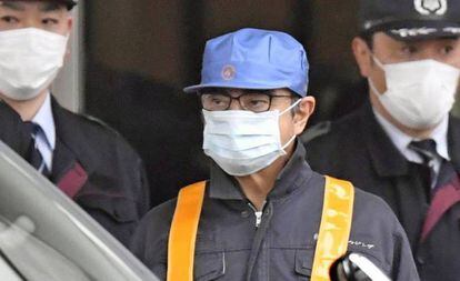 O ex-presidente da Nissan Carlos Ghosn ao sair de um centro de detenção em Tóquio, nesta quarta-feira