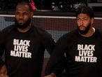 LAKE BUENA VISTA, FLORIDA - JULY 30: LeBron James #23 and Anthony Davis #3 of the Los Angeles Lakers in a Black Lives Matter Shirt kneel with their teammates during the national anthem prior to the game against the LA Clippers at The Arena at ESPN Wide World Of Sports Complex on July 30, 2020 in Lake Buena Vista, Florida. NOTE TO USER: User expressly acknowledges and agrees that, by downloading and or using this photograph, User is consenting to the terms and conditions of the Getty Images License Agreement.   Mike Ehrmann/Getty Images/AFP
== FOR NEWSPAPERS, INTERNET, TELCOS & TELEVISION USE ONLY ==