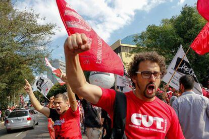 Manifestantes pró-PT na frente do Instituto Lula no último domingo.