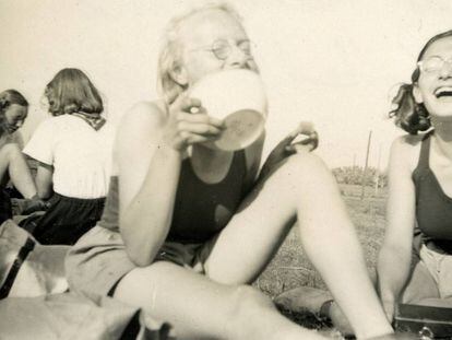 Margot Frank, à direita, em um clube de remo em 1941.