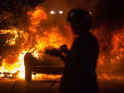 Carro incendiado durante protesto em S&atilde;o Paulo.