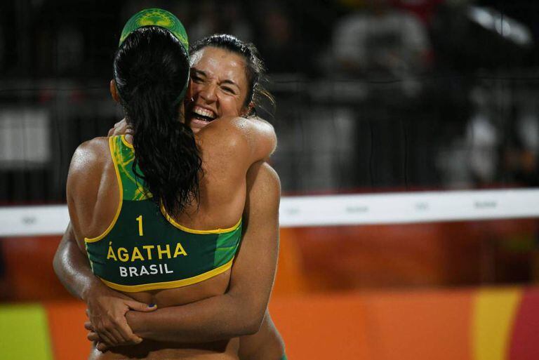 Ágatha e Bárbara comemoram vitória sobre dupla favorita dos EUA.