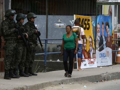 Ex&eacute;rcito supervisiona vota&ccedil;&atilde;o na favela Vila do Jo&atilde;o, no Rio. 
