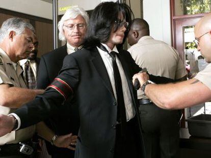 Michael Jackson, no controle do tribunal de Santa Bárbara (Califórnia) em junho de 2005.