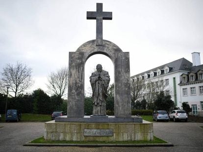 A estátua do papa João Paulo II em Ploërmel, Bretanha