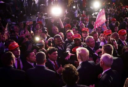 O presidente eleito Donald Trump saúda aos assistentes depois de seu discurso de vitória