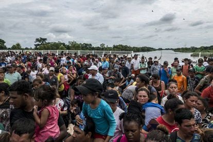 A caravana migrante que saiu em outubro de América Central espera para entrar em México.